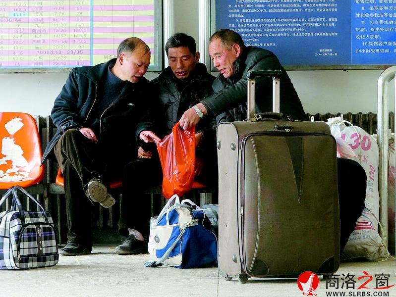 他們?nèi)齻€(gè)人坐在一起，面前放著大大小小的行李包