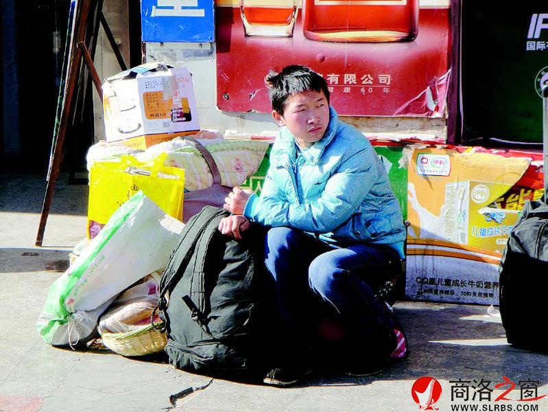 一個(gè)人，一堆行李。他看上去還是一個(gè)稚氣未脫的孩子