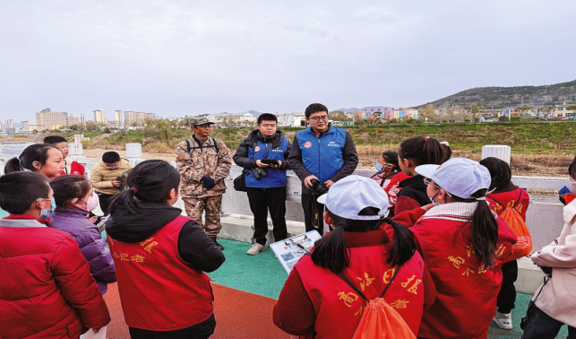 學(xué)習(xí)鳥類知識 守護“藍天精靈”