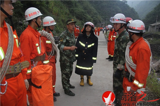 夜幕降臨，參與救援的武警戰(zhàn)士仍在接受任務(wù)。