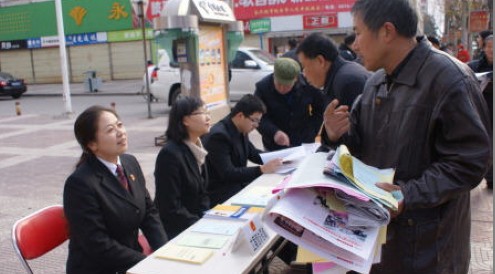 商洛中院干警上街開(kāi)展法制宣傳