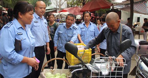 商州市容局執(zhí)法人員進行綜合整治