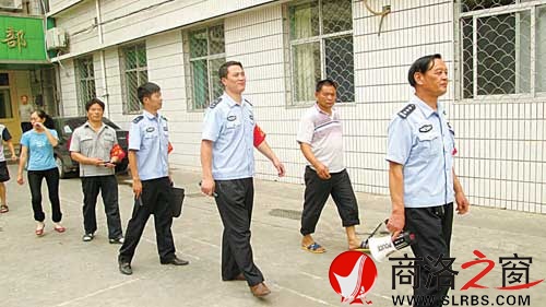 劉成貴在社區(qū)巡邏
