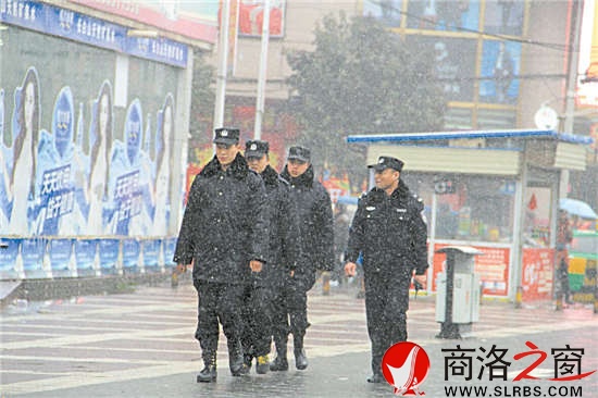 1月27日，雪花鋪天蓋地，葉宏仍帶領(lǐng)同事不畏嚴(yán)寒在車站一帶巡邏。