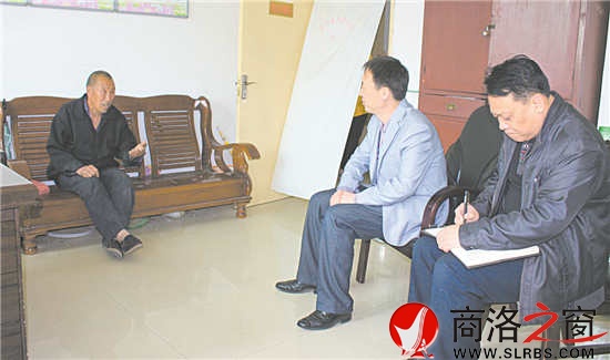 區(qū)委常委、紀委書記袁禮鋒接待來訪群眾