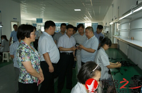 　　在縣委副書記、縣長崔華鋒和市縣財政部門的陪同下，張洪斌一行到神州實業(yè)電子科技產(chǎn)業(yè)園深入了解企業(yè)生產(chǎn)銷售發(fā)展情況