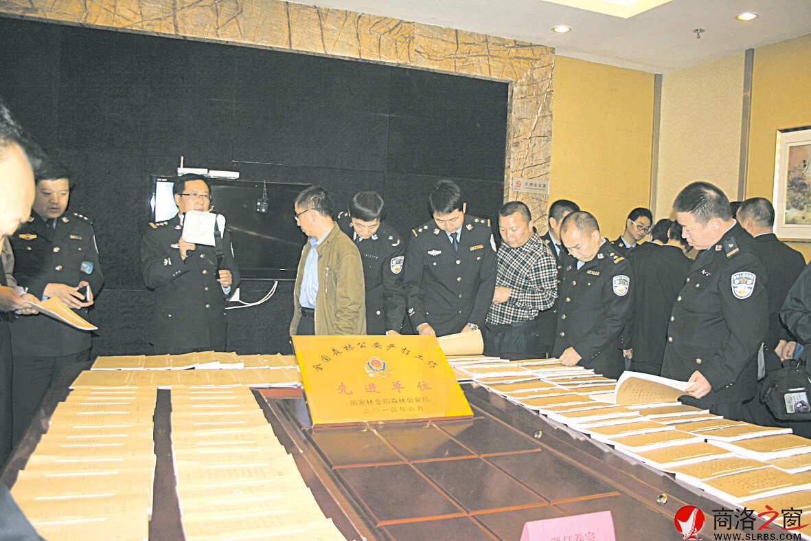 市林業(yè)局黨組成員、市森林公安局局長、市森林防火指揮部辦公室主任劉剛向出席全省森林公安執(zhí)法辦案現(xiàn)場觀摩和執(zhí)法工作座談會代表介紹我市森林公安執(zhí)法辦案情況