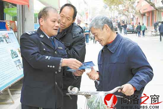 江詩昌上街宣傳禁毒知識(shí)