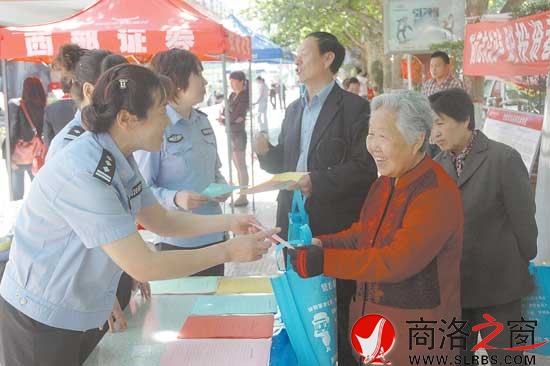出入境管理處民警走上街頭，向群眾宣傳出入境證件辦理有關(guān)規(guī)定和便民措施。