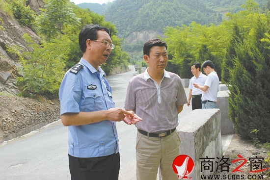 景鋒柏在事發(fā)現(xiàn)場走訪群眾，了解調(diào)查事故原因。
