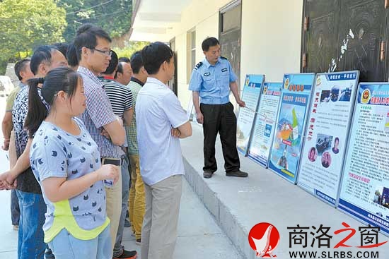 偶偉忠向群眾進行交通安全宣傳