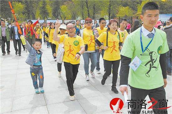 來自全國各地的上千人在中國徒步第一人、“商洛生態(tài)大使”雷殿生的帶領(lǐng)下，行走大秦嶺，穿越牛背梁。