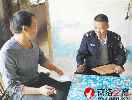 程曉明在巡邏過(guò)程中，每當(dāng)遇到小商小販時(shí)，都會(huì)停下來(lái)與他們閑聊，從而獲得一些有價(jià)值的信息。