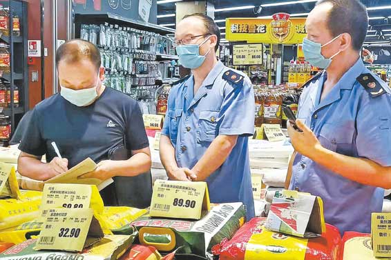 商南縣市場(chǎng)監(jiān)督管理局指導(dǎo)生活物資保障企業(yè)、應(yīng)急藥品保供藥店價(jià)格自律