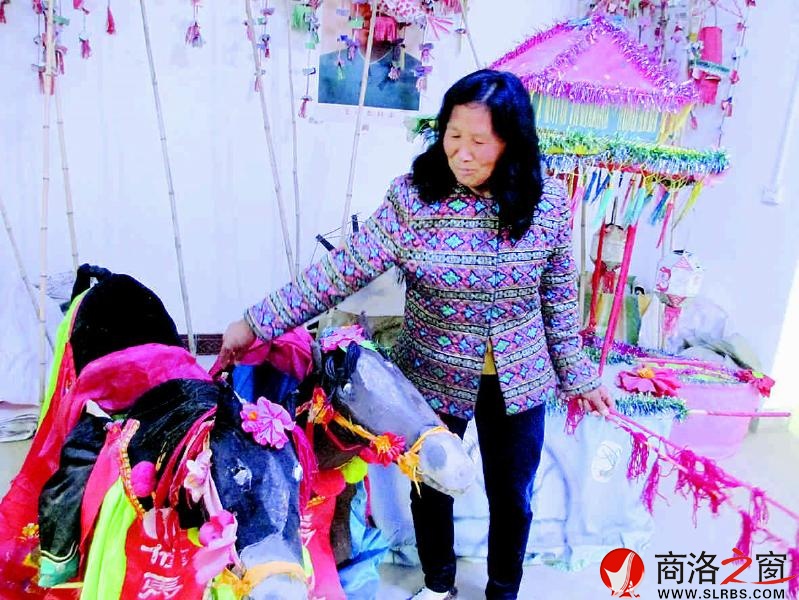 花鼓戲演出的各種器樂(lè)一應(yīng)俱全，大都是自己用手做成。