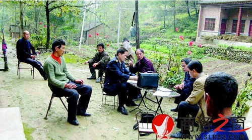 朱建志深入洛南縣為一起侵犯農(nóng)民工職業(yè)病健康權(quán)益的違法案件進行調(diào)查取證。