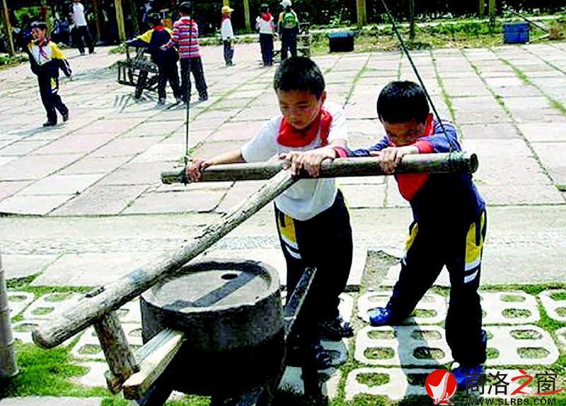 在城市的街區(qū)，石磨成了景觀。