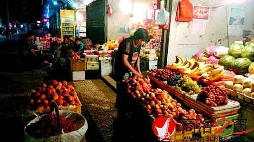 夜幕降臨，普通水果小店依然等待著顧客。