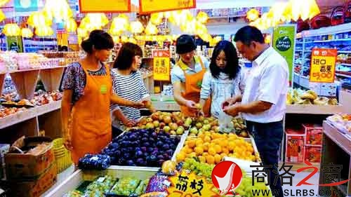 環(huán)境優(yōu)美的水果專賣店里，店員耐心地幫著顧客挑選水果。