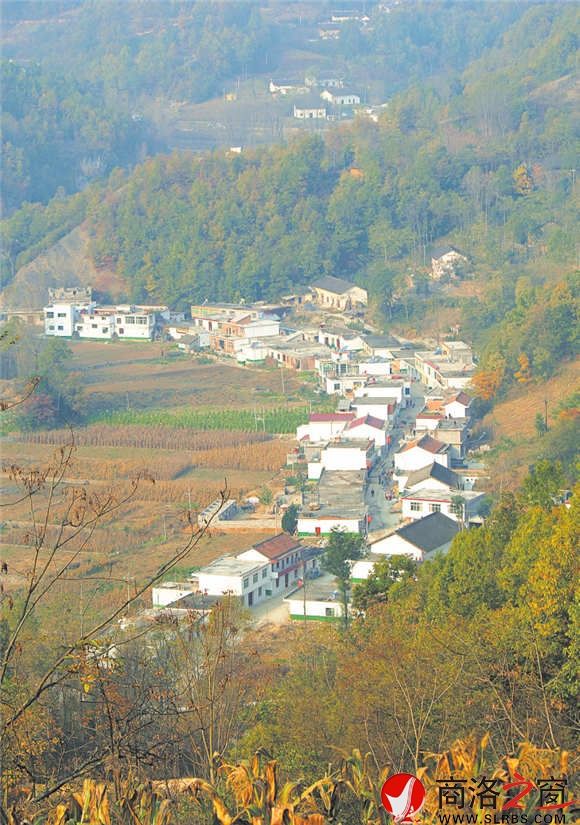 秋天的姬家河祥和美麗，宛如一幅油畫(huà)。